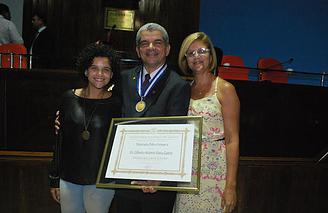 Profa. Alana Garcia (filha), Dr. Gilberto Garcia (homenageado) e Dra. Soraia Garcia (esposa).